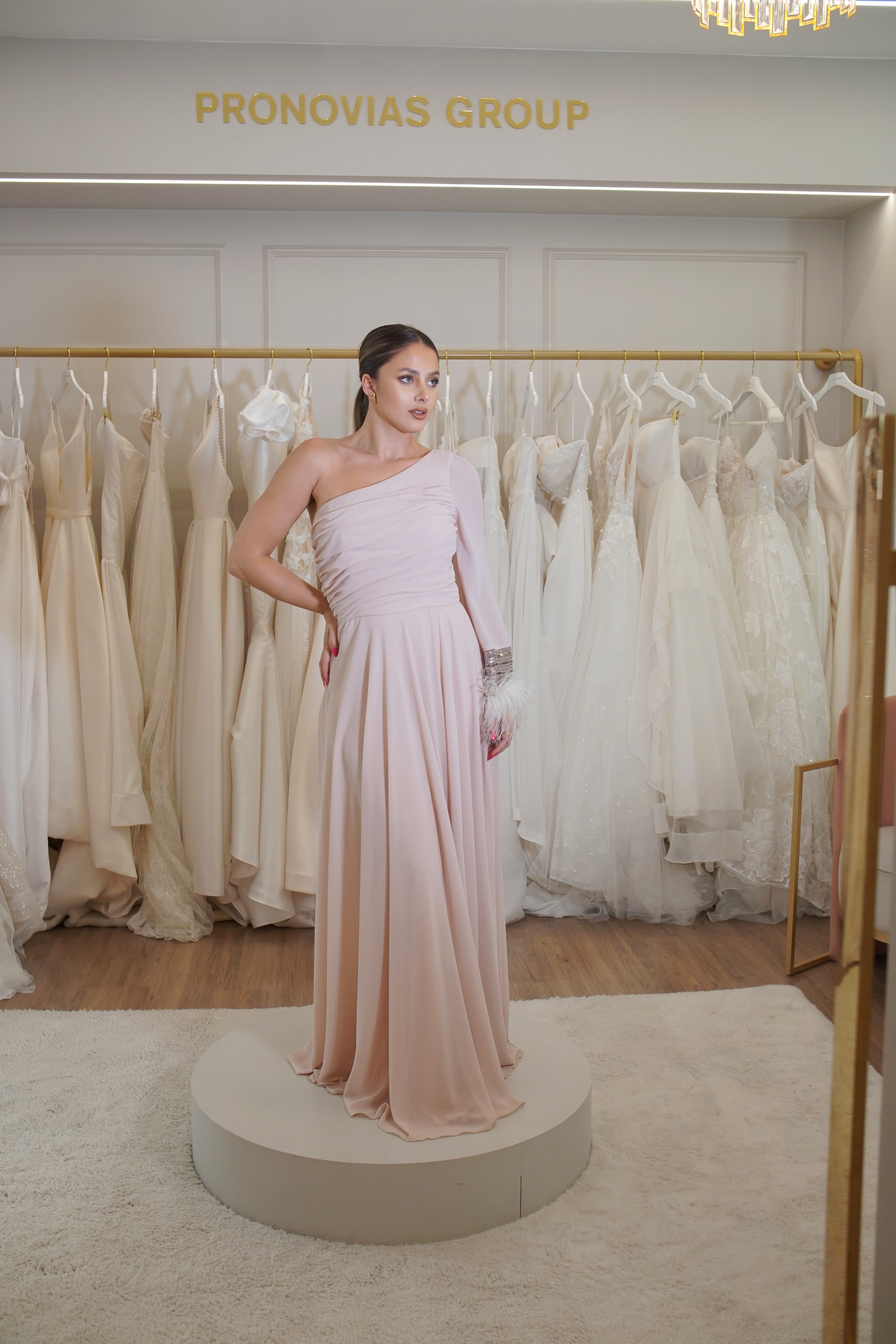 Vestido Rosé Um Ombro Com Plumas