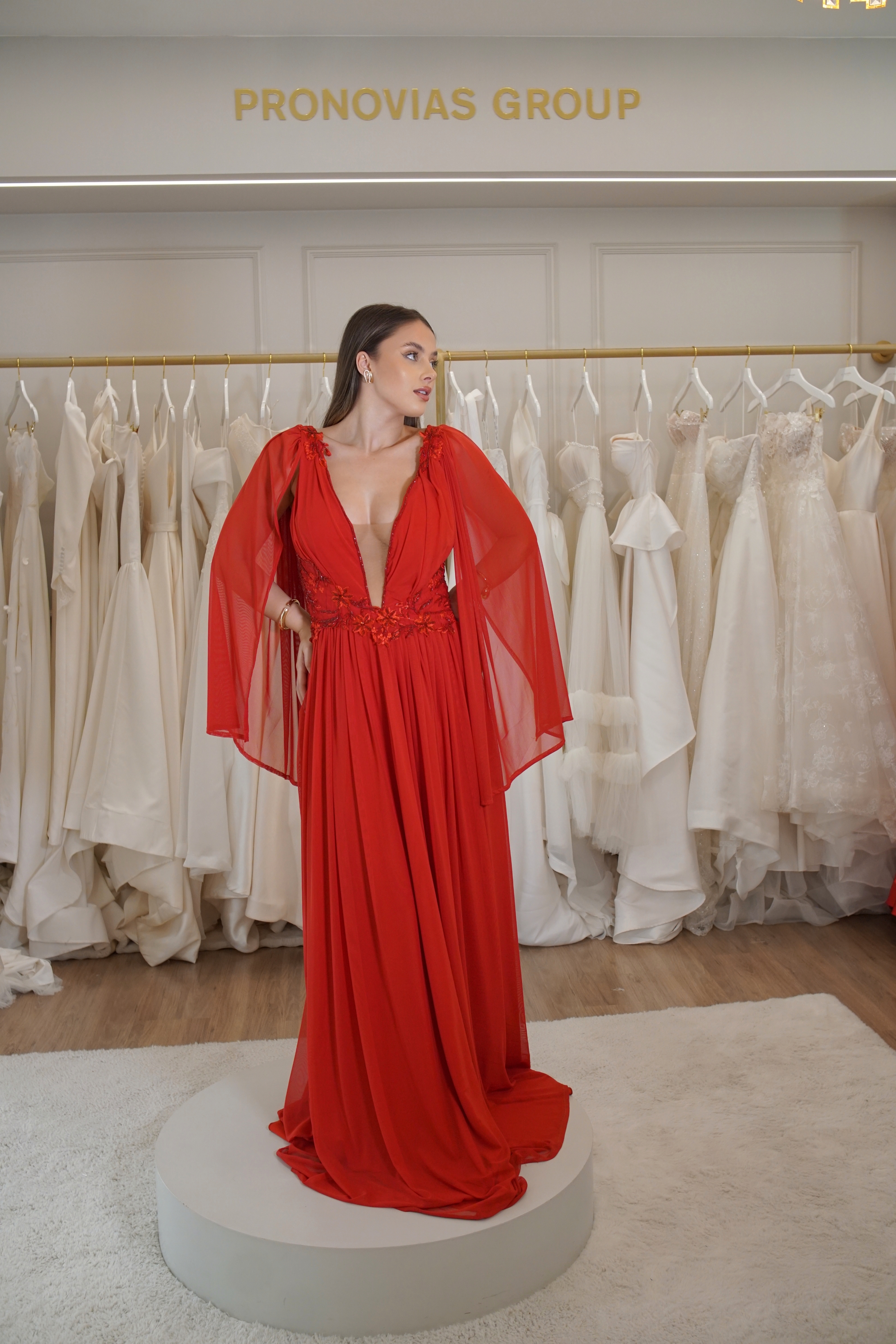 Vestido Vermelho com Decote Profundo e Renda